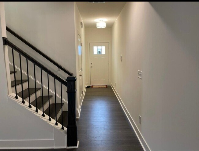 Building Photo - Beautiful end unit townhouse in the Townes...