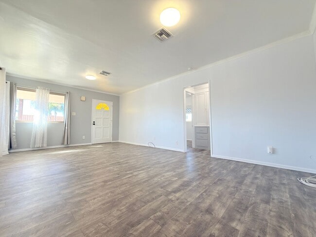 Building Photo - 1007 De Foe St