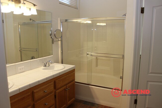 Building Photo - Beautiful 4 Bed / 2 Bath Home in Desirable Seven Oaks Community!