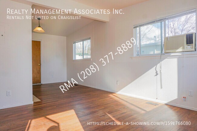 Building Photo - 2 Bedroom Duplex Between 32nd & 33rd St in...