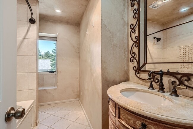 Building Photo - Stunning Home by Arapahoe Lake
