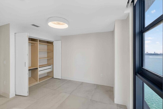 Building Photo - 700 NE 24th St