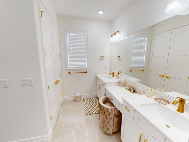 Building Photo - 409 SW Bradshaw Cir