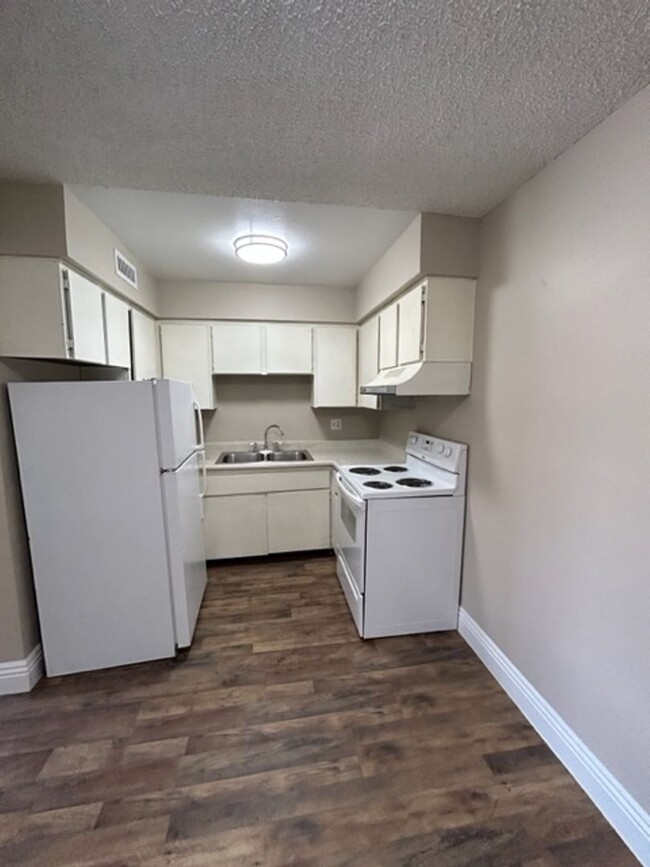 Building Photo - A Fabulous 1 Bedroom Condo (Downstairs unit).