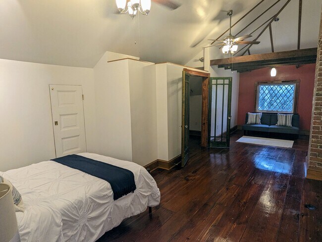 Building Photo - 5107 Dryades St