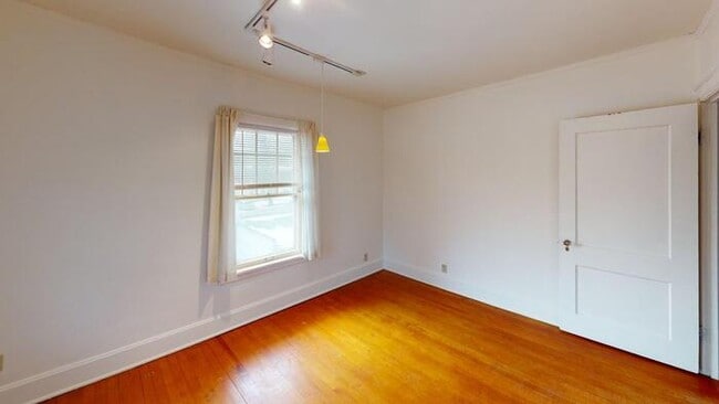 Building Photo - 206 W Custer Park St