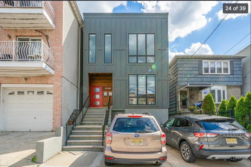 Building Photo - 209 Hutton St