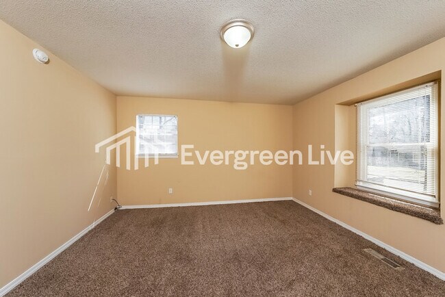 Building Photo - 424 Carriage Dr
