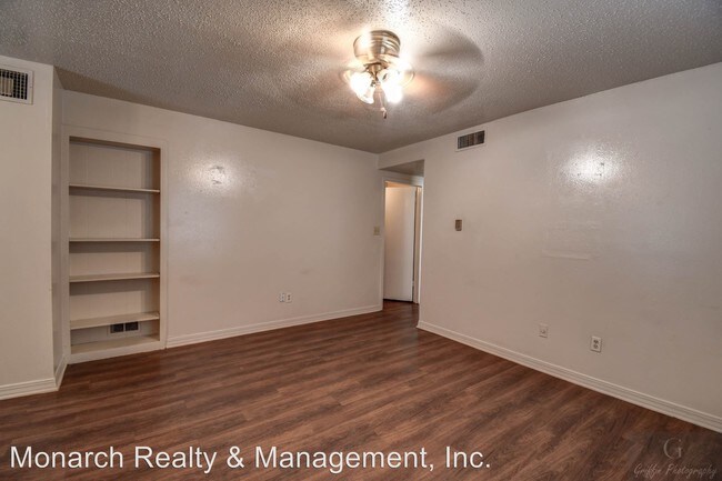 Building Photo - 9406-9408 Ferrara Dr