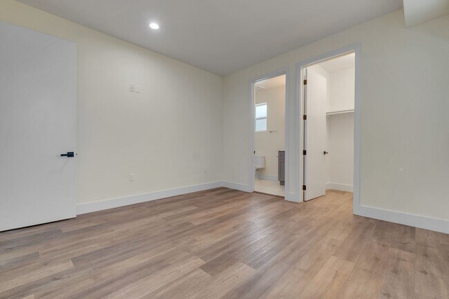 Building Photo - 4 Bed / 4 Bath Townhome in Sawtelle