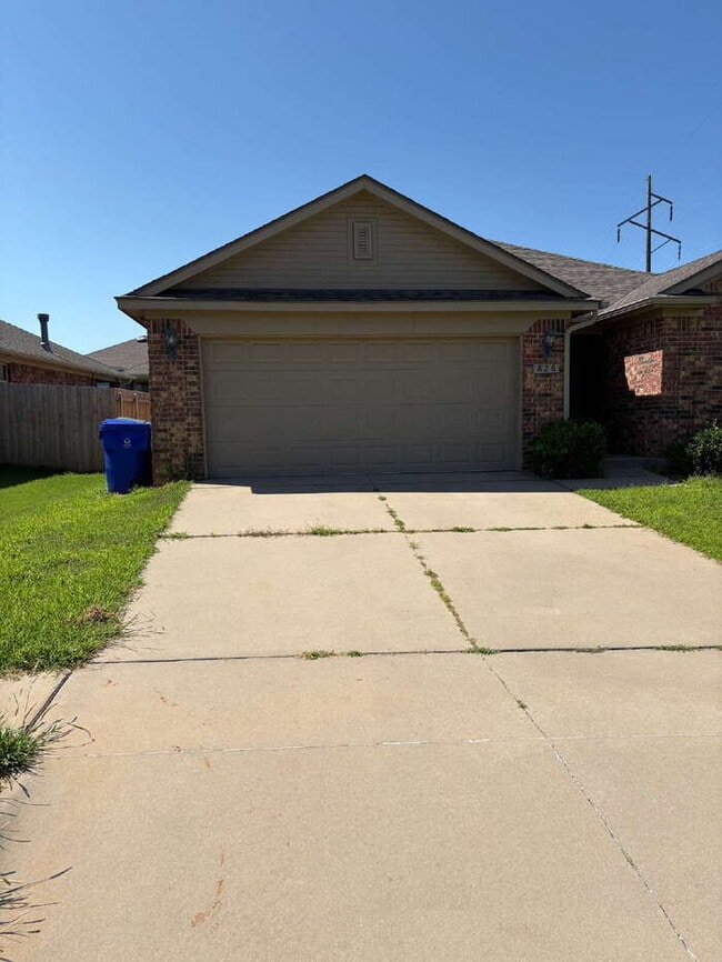 Primary Photo - Charming 3-Bedroom Home in Norman - Availa...