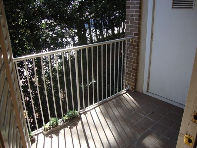 Building Photo - 220 Renaissance Pkwy NE