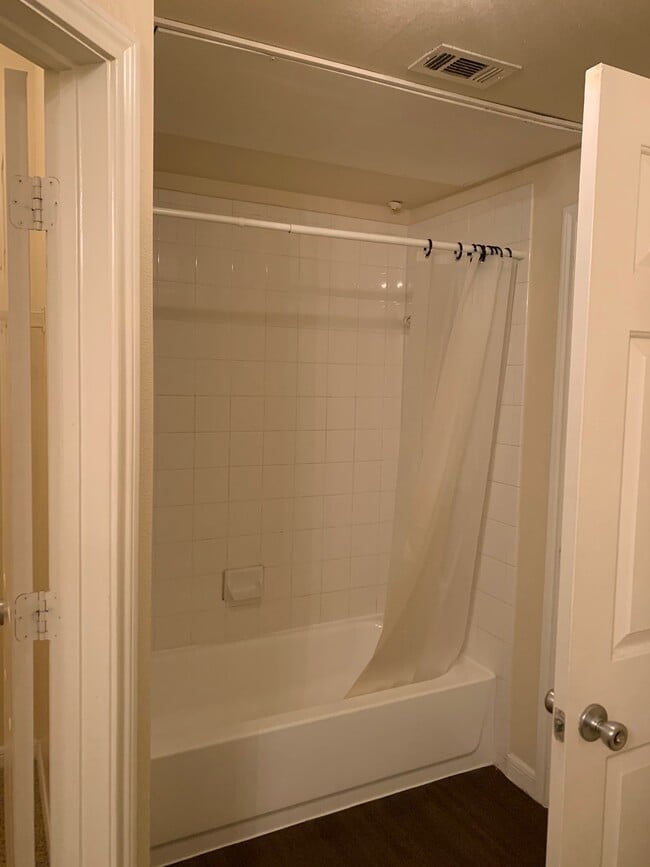 Shower/Tub - 2320 Gracy Farms Ln