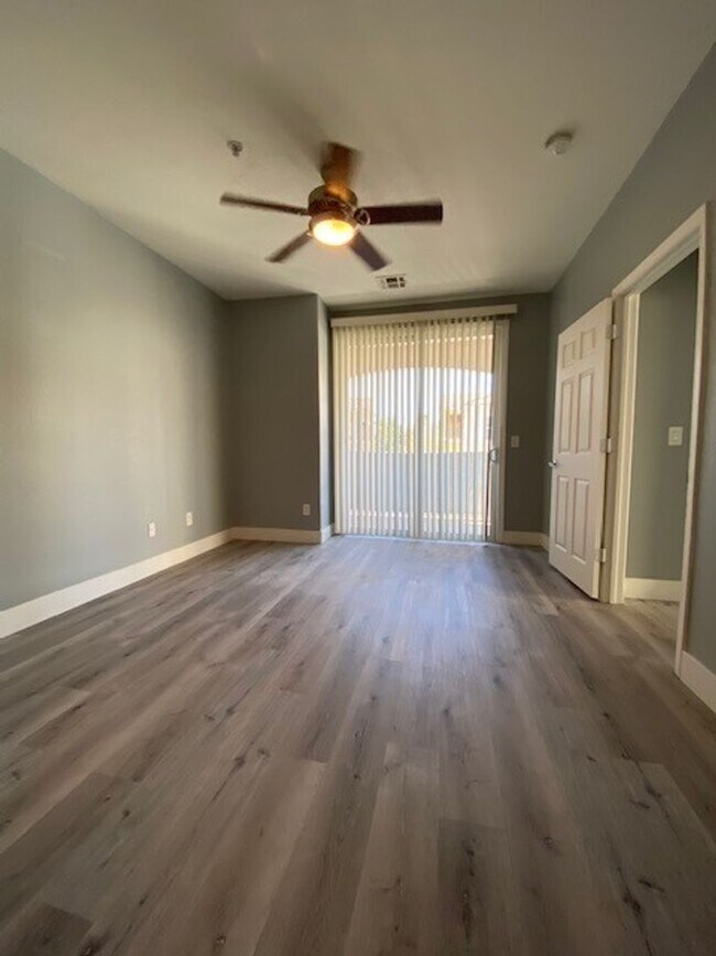 Building Photo - Gorgeous 3 level townhouse with a garage