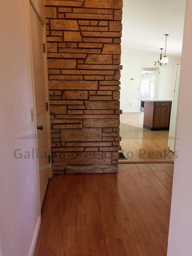 Building Photo - 304 S 13th Ave