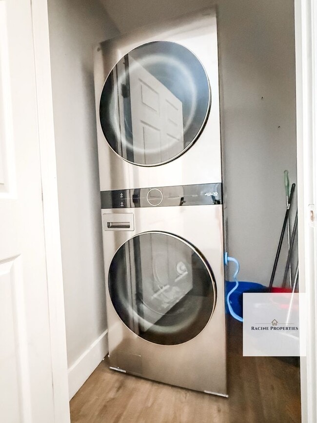 Building Photo - Furnished Two Bedroom Close to Downtown