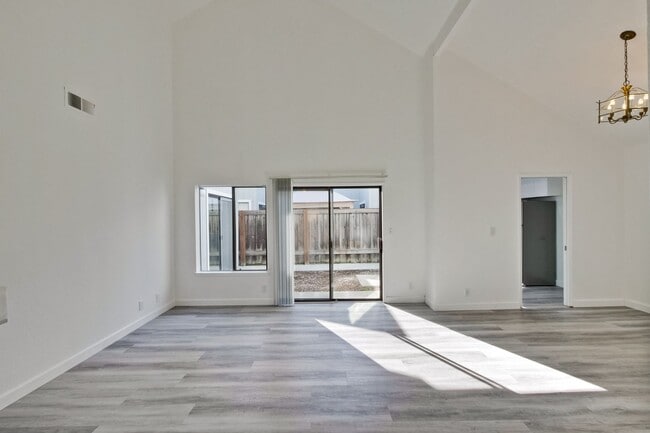 Building Photo - Welcome to this 3 bedroom 2 bath Just updated Townhome located in South San Jose.