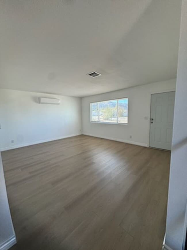 Building Photo - Cozy 2 Bedroom 1 Bathroom Home