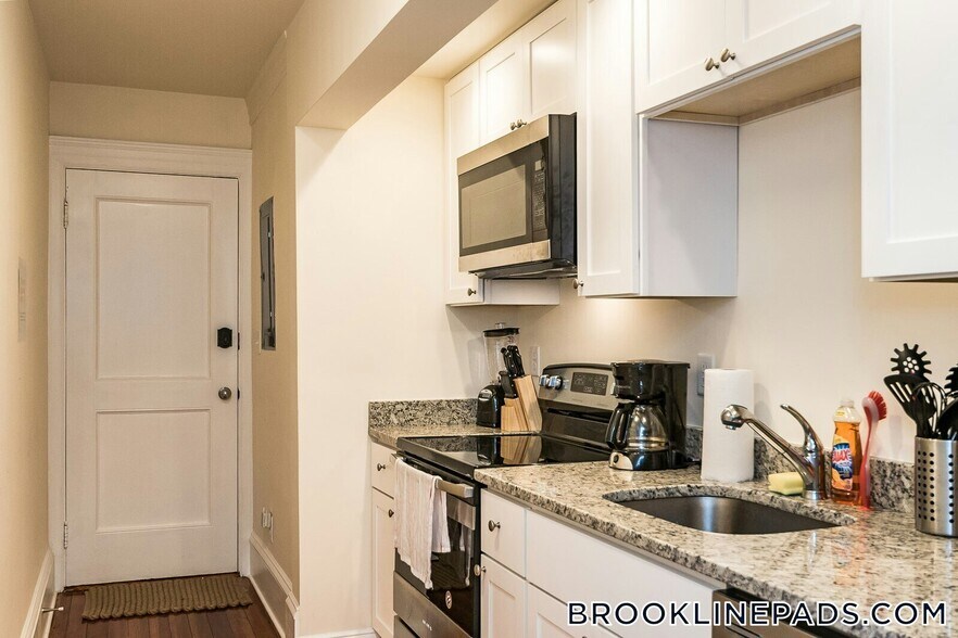 Building Photo - 1463 Beacon St