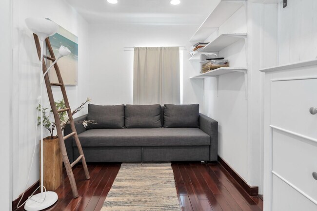 Building Photo - 2233 SE 15th St