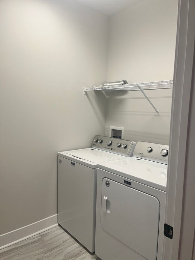 Building Photo - Gorgeous upscale apartment in the heart of...