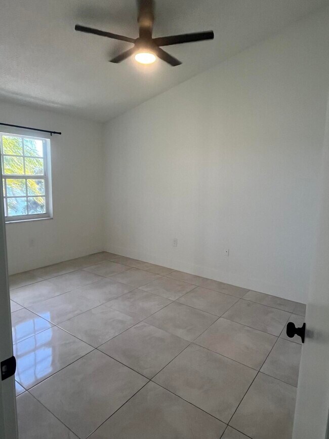 Building Photo - 2831 N Oakland Forest Dr