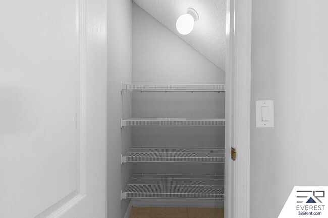 Building Photo - 7 Undermount Path E