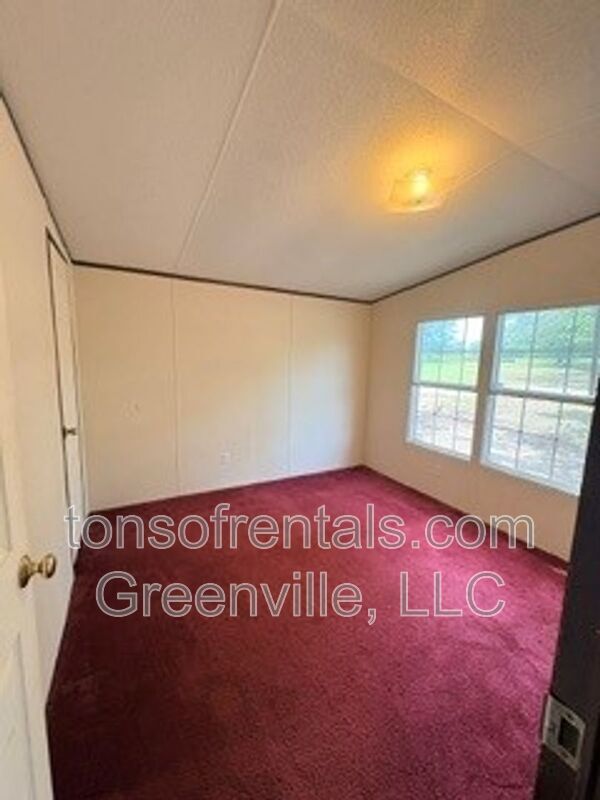 Building Photo - 255 Pine Dr