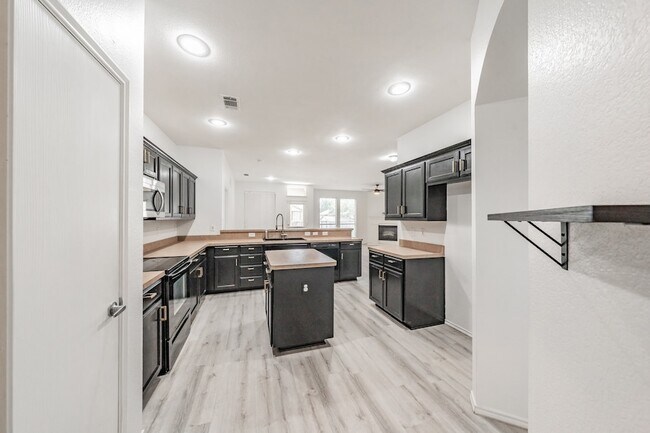 Building Photo - 3232 Florian Ln