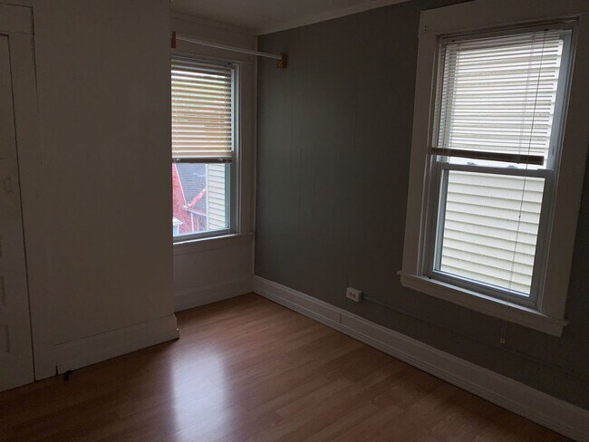 Building Photo - SPACIOUS OAKLAND HOUSE WITH BONUS ROOM - AVAILABLE AUGUST!