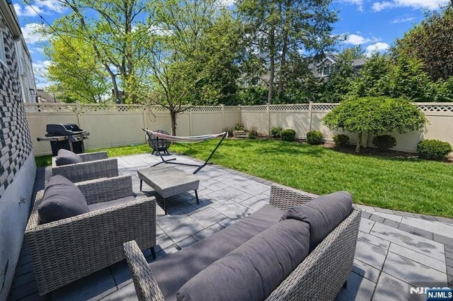 Building Photo - 103 E Cedar Ln