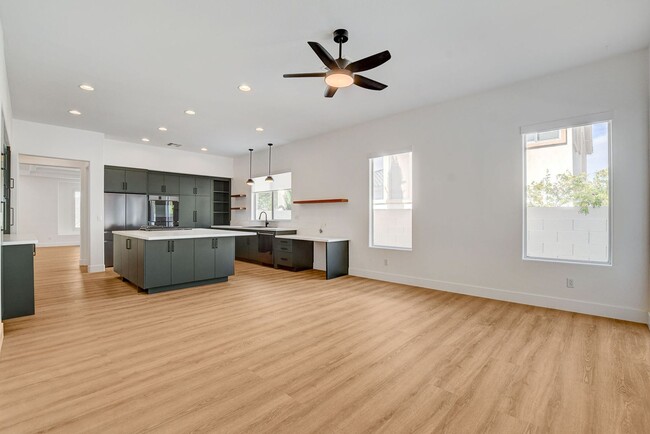 Building Photo - Popular Seven Hills Area, 1-Story, Complet...