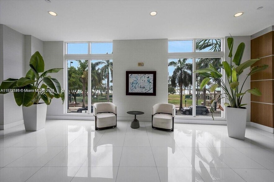 Building Photo - 1800 N Bayshore Dr