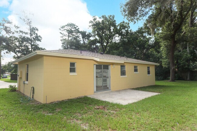 Building Photo - Sanford Home