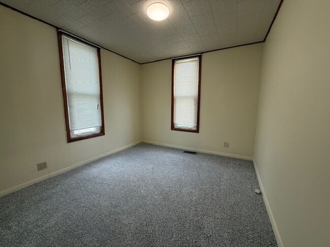 Building Photo - Classic Hardwood Floors, Fenced Yard & 2-Car Garage