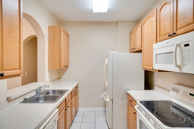 Building Photo - Cute 3/2 Condo in Horizons at Vista Lakes (Gated) with Updated Flooring and Front Parking Space