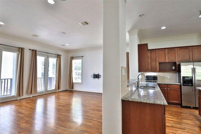 Building Photo - 3257 Maxroy St