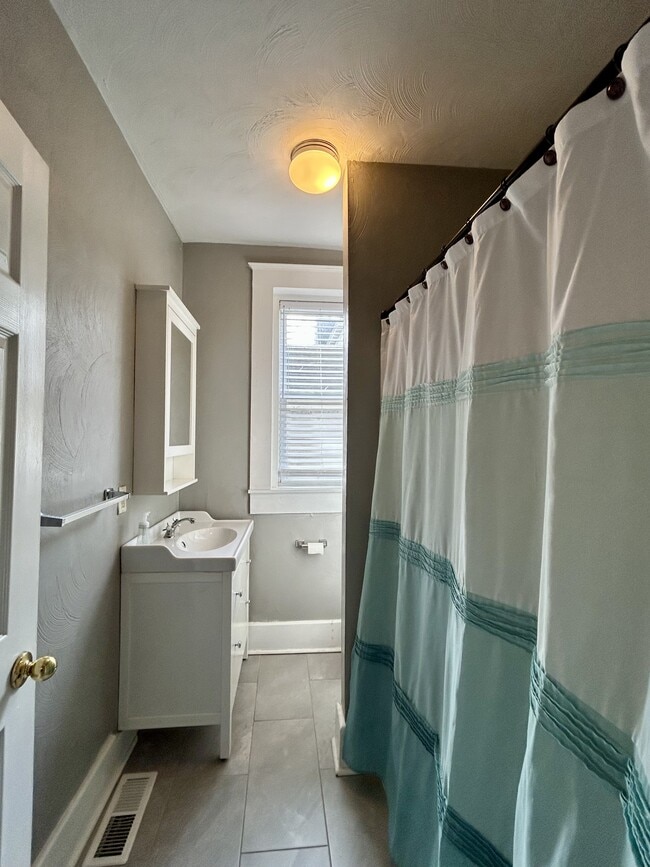 Building Photo - 3020 Colonial Ave