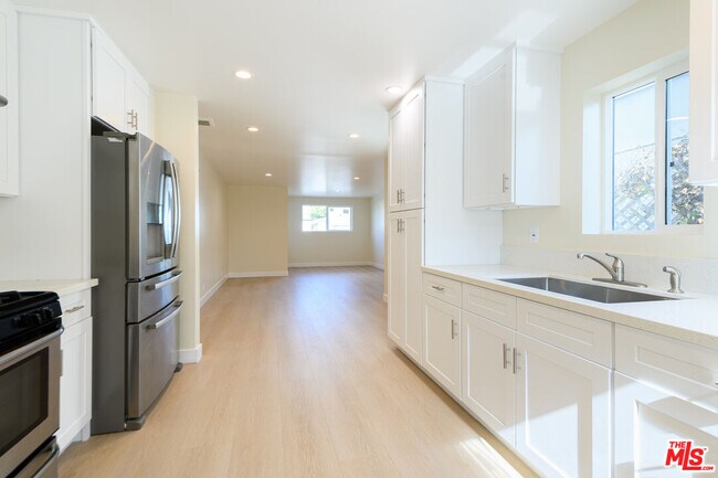 Building Photo - 2718 W 70th St