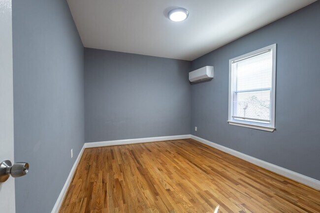 Building Photo - Charming 2 BR/1 BA Apartment in Anacostia!