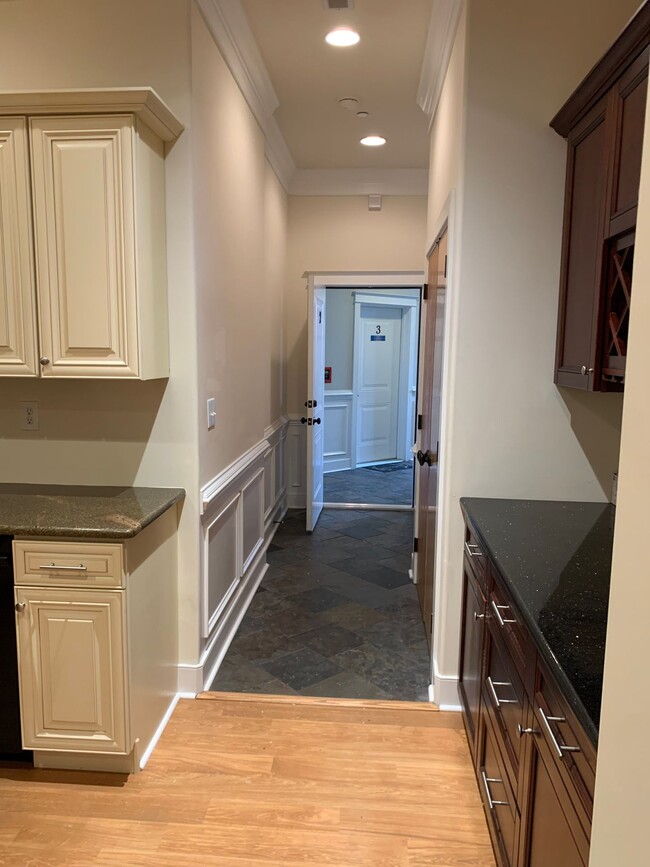 Building Photo - Beautiful 2 Bedroom