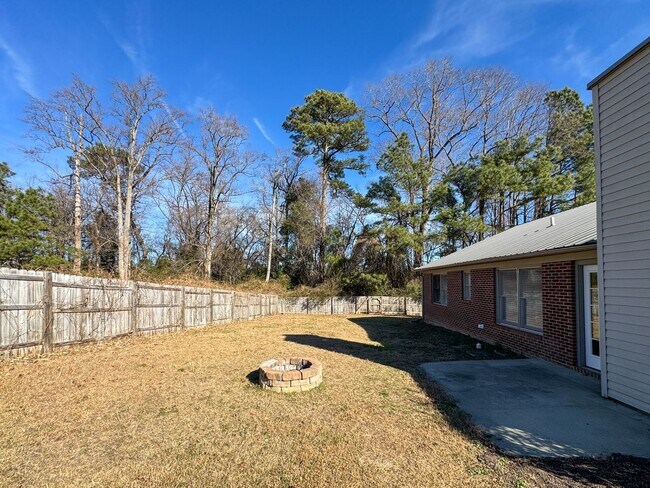 Building Photo - Charming 3 Bed 2 Bath Home with Fenced Backyard