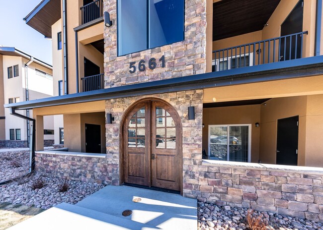 Building Photo - LUXURY 2 Bed, 2 Bath NEAR Garden of the Gods