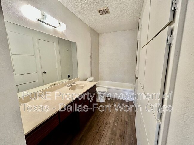 Building Photo - 1126 Highbush Dr