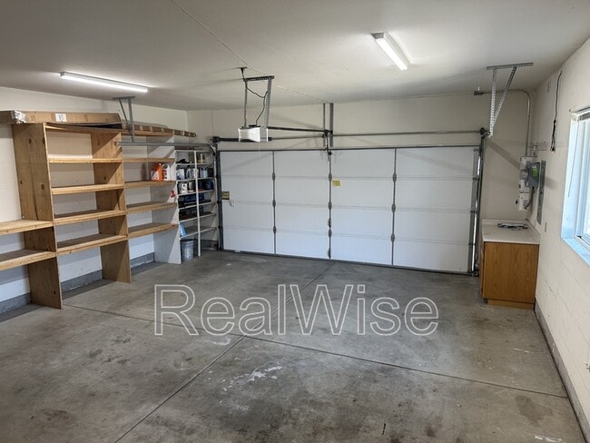 Building Photo - 1267 SW Ironwood Dr