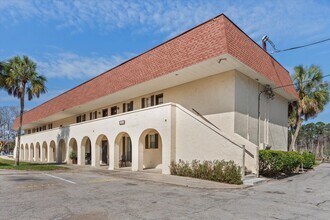 Building Photo - Your waterfront escape awaits!