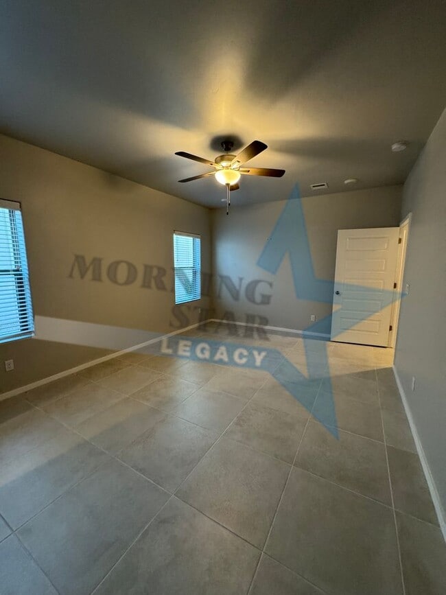 Building Photo - Newer home in desirable Metro area!