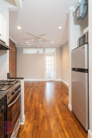 Building Photo - 246 Mott St