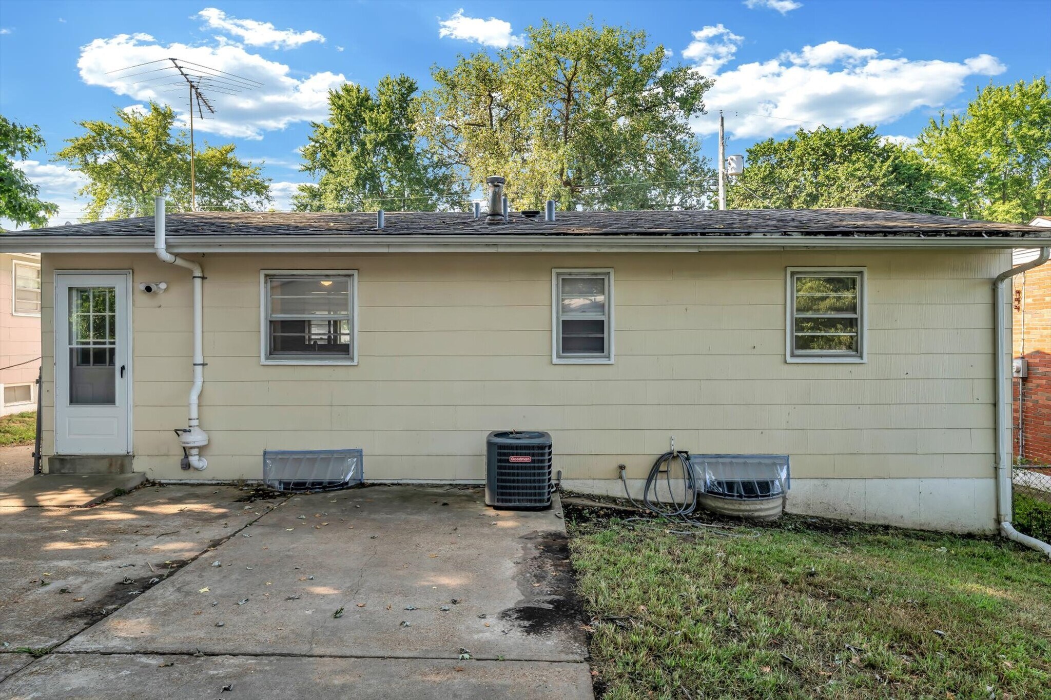 Building Photo - 243 Reasor Dr
