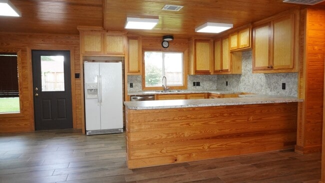 Building Photo - 902 Hidden Valley Dr